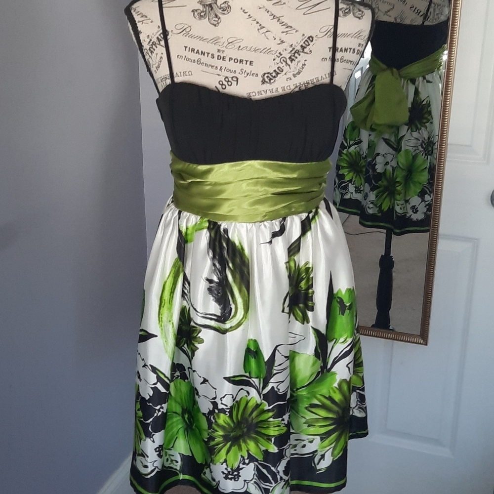 Spring green party dress - Picture 1 of 8